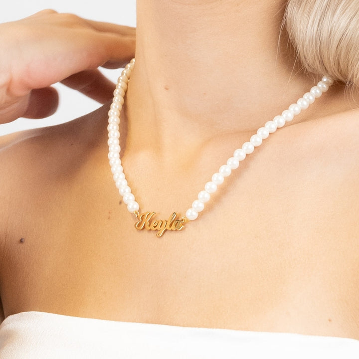 Elegant navnehalskæde med perleskrift